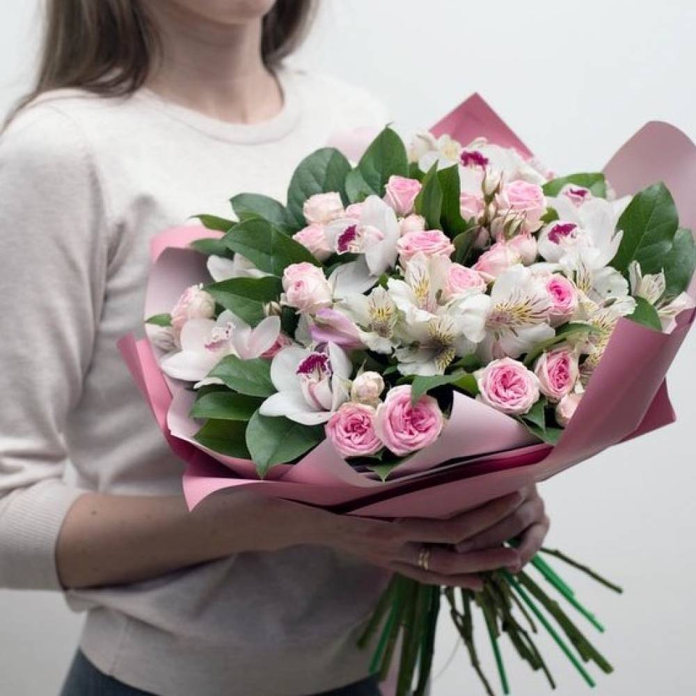 Купить Сборный букет с орхидеями в упаковке R468 в Москве, цена 8 050 руб.